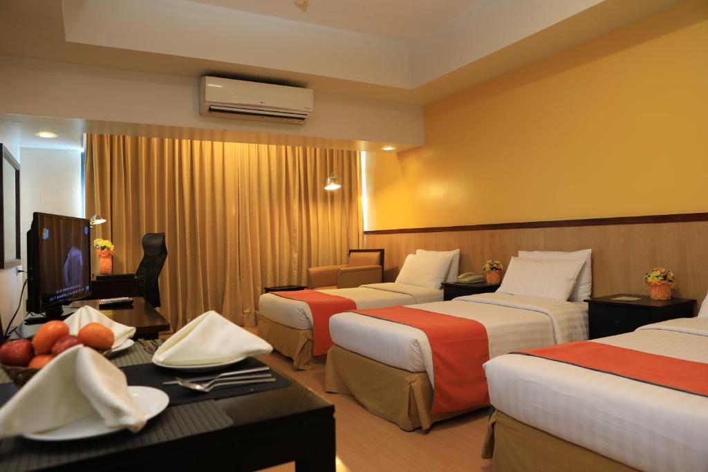 The Malayan Plaza Hotel Pasig City Экстерьер фото