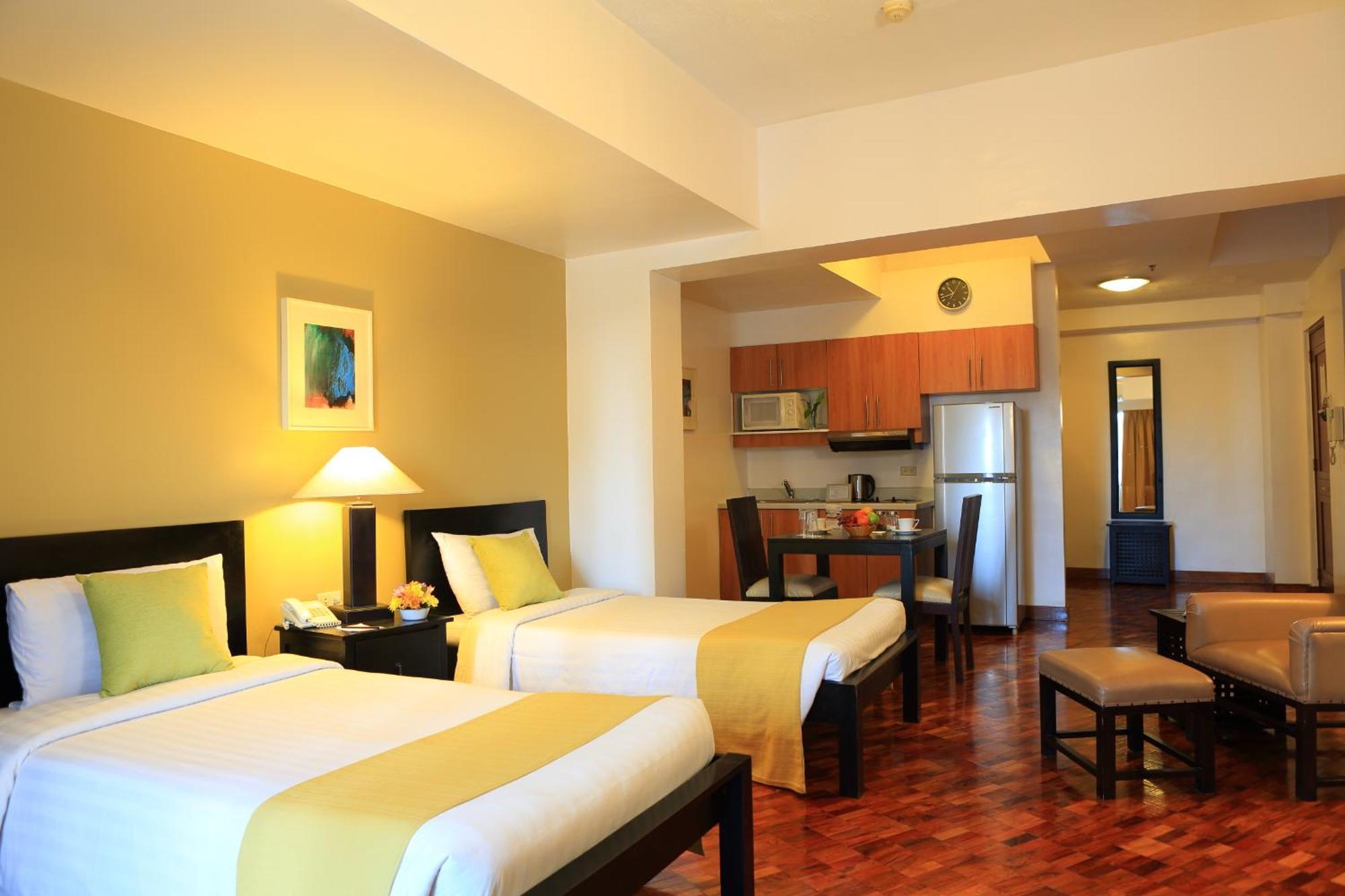 The Malayan Plaza Hotel Pasig City Экстерьер фото